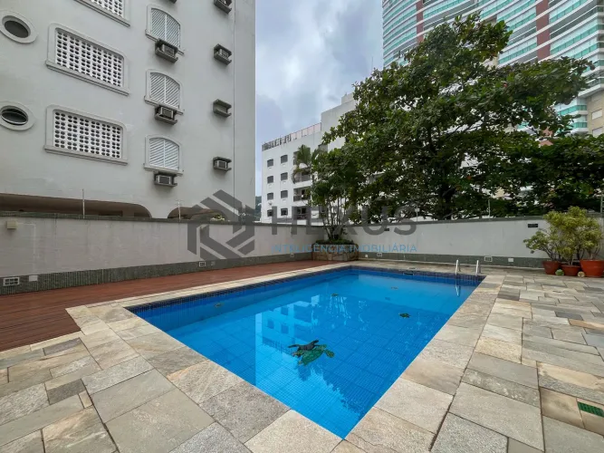 Apartamento com varanda e lazer na Enseada, Guarujá