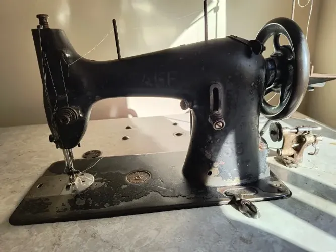 MAQUINA DE COSDTURA ANTIGA