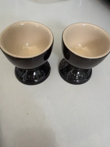 Le Creuset - Par de suportes para ovos. 