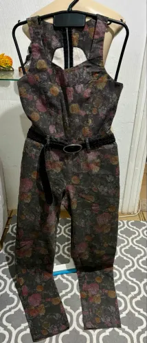 Macacão estampado, com cinto de couro ligitimo 