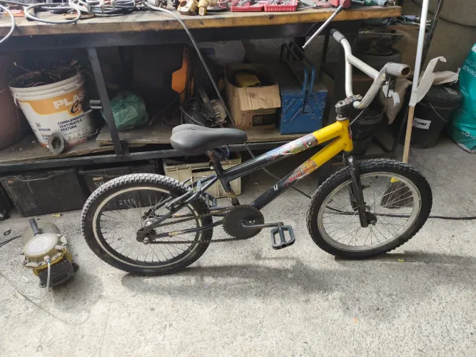 Bicicleta media pegar e andar