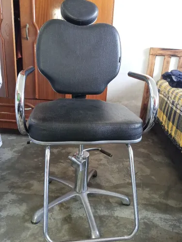 Vende essa cadeira de barbeiro à vista r$ 300 aceito cartão também