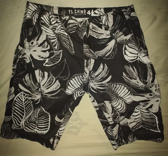 Bermuda chino Taco preta estampa folha