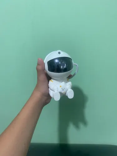 Astronauta que projeta galáxia + controle que controla a luz e etc