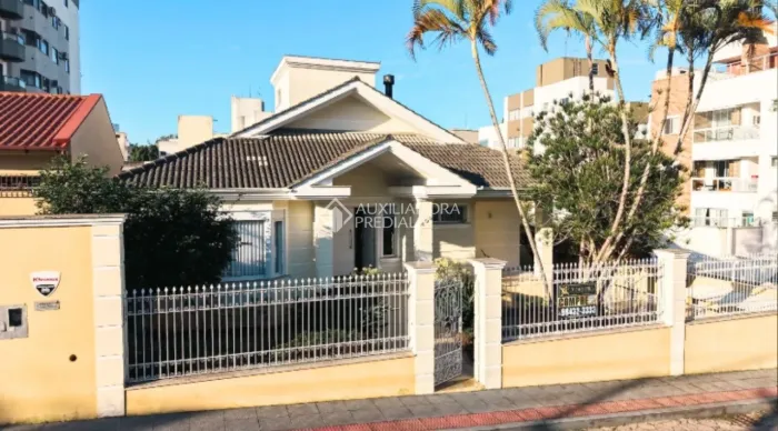 Casa de Alto Padrão à Venda em Coqueiros - Florianópolis