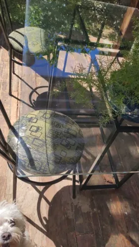 Mesa de vidro com 4 cadeiras