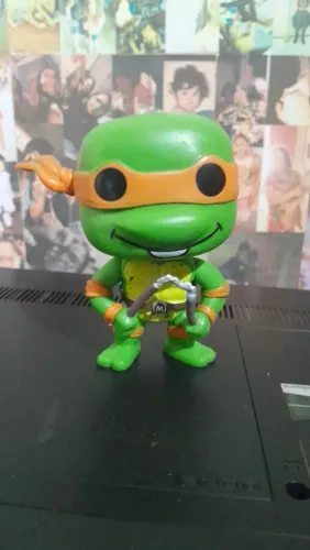 Funko Pop do personagem Michelangelo das Tartarugas Ninja.