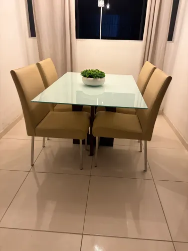 Mesa de vidro com 4 cadeiras