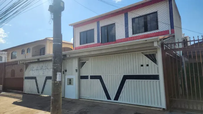 CASA TÉRREA NA QI 06 - ÓTIMO ACABAMENTO - EXCELENTE LOCALIZAÇÃO