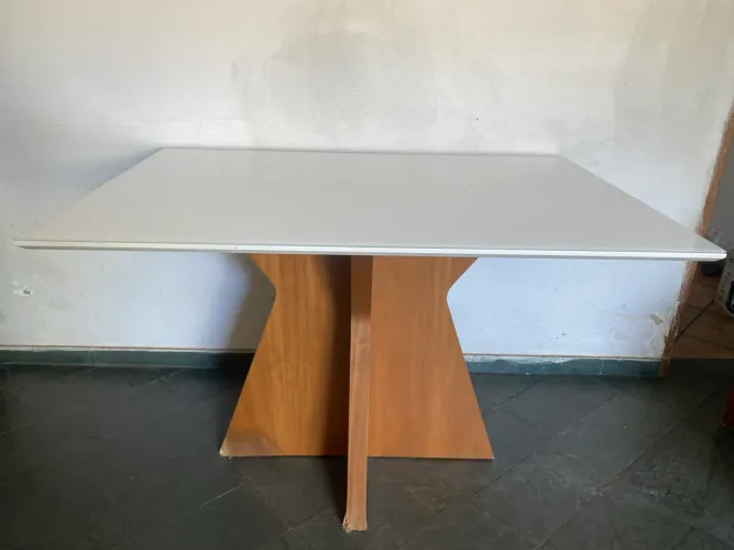 Vende-se mesa de 4 lugares