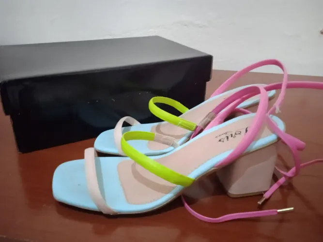 Sandália colorida com tiras de amarrar na perna.