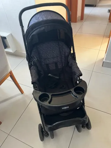 Carrinho de bebê com o bebê conforto