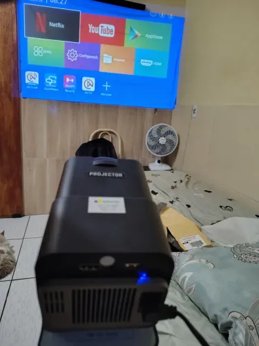 Vendo projetor hy320 completo, com suporte e tela de parede