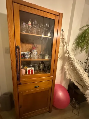 Cristaleira Tok&Stok em Madeira com Porta de Vidro
