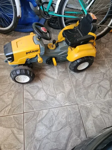 Vendo carrinho infantil trator em ótimo estado