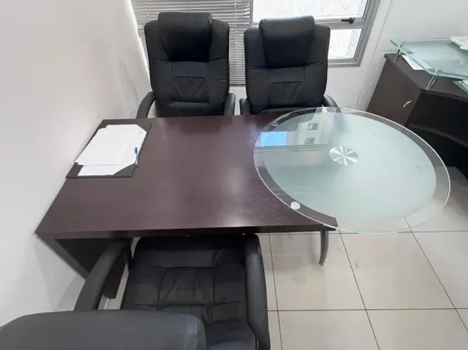 Mesa de reunião com tampo de vidro