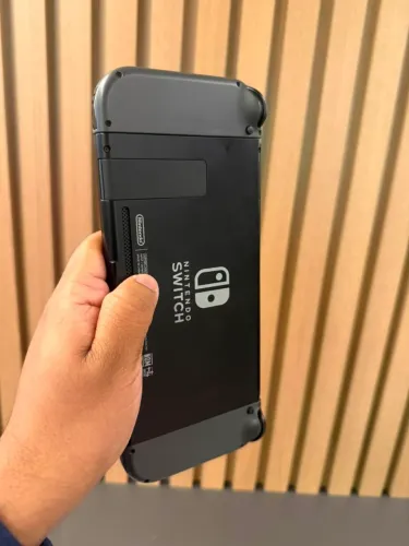 NINTENDO SWITCH V2 COM CAIXA COMPLETO POUCO USO ( SEM JOGO )<br>R$1600,0