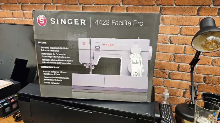 Vendo maquina de costura SINGER 4423 Pro (zero/lacrada) + kit