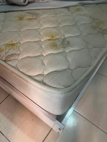 Vende-se colchão e a base.