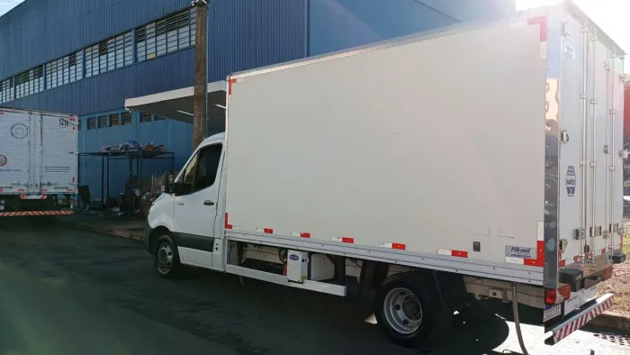 CAMINHÃO BAÚ REFRIGERADO MERCEDES