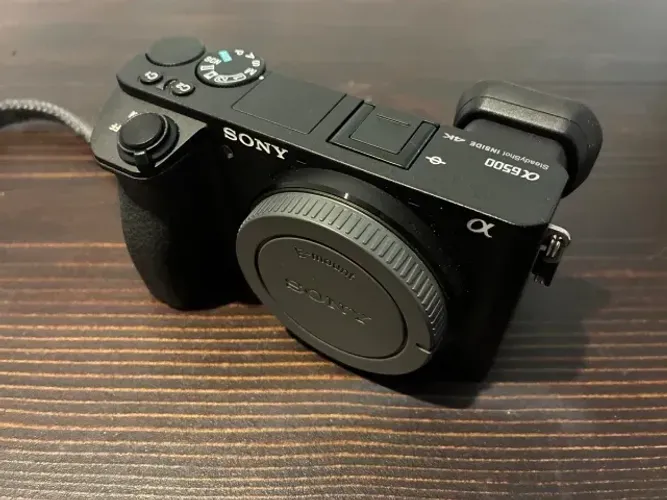 Sony a6500 com duas lentes e 3 baterias
