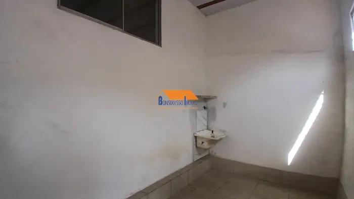 Loja comercial com sala, cozinha e banheiro no Santa Terezinha