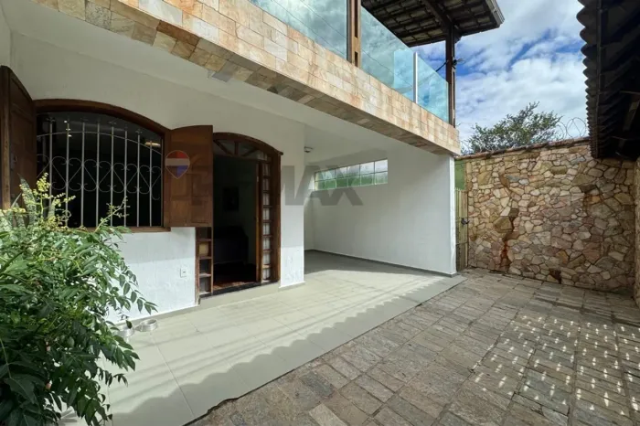 CASA COM 5 QUARTOS À VENDA NO BAIRRO SANTA TEREZA