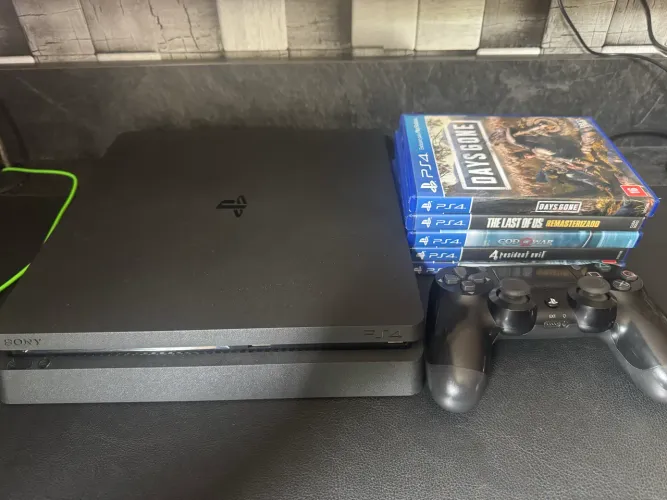 PlayStation 4 Slim com 5 jogos