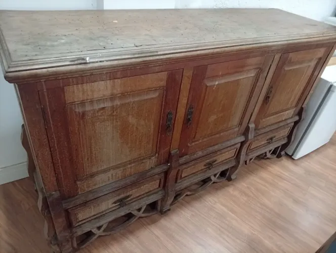 Balcão antigo mogno três portas e três gavetas.