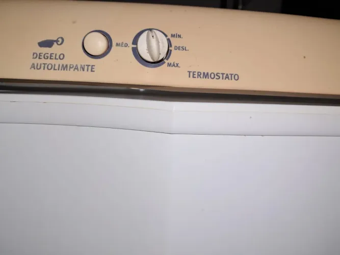 Vendo geladeira que gela muito da Electrolux RDE30