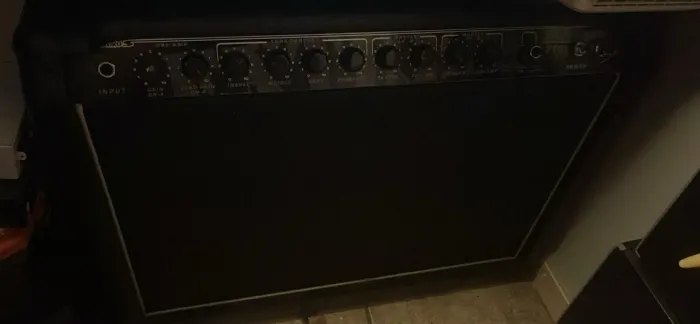 Caixa de guitarra meteoro MCK200