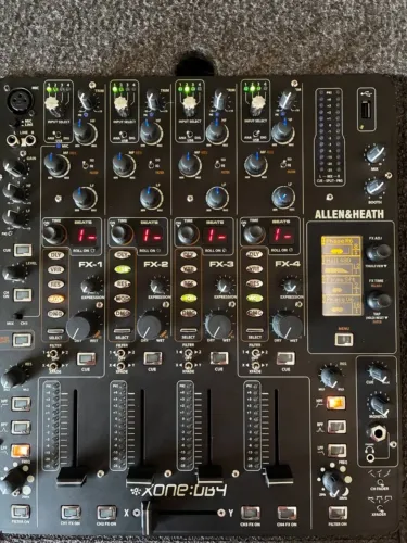 Mixer Allen & Heath Xone:DB4