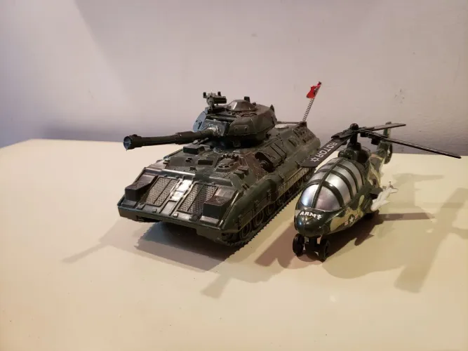 Tanque de guerra e helicóptero 