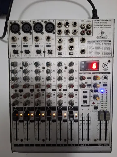 Mesa de som Behringer Eurorack FX 1204 PRO Bivolt de 8 canais