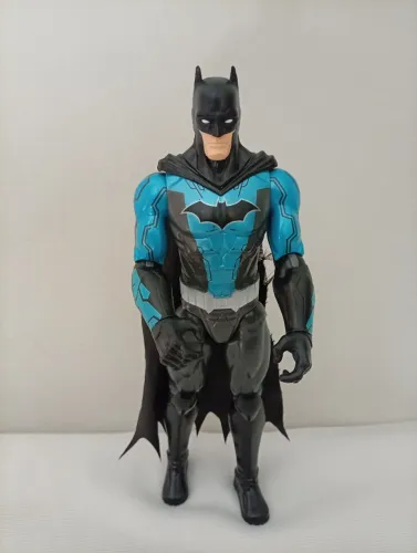 Boneco Batman Bat-Tech Traje Preto e Azul DC Comics 