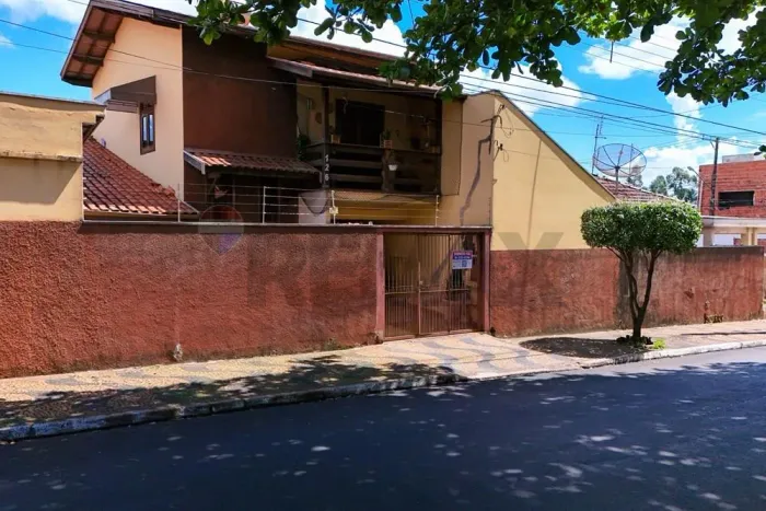Excelente sobrado á venda com 2 quartos.