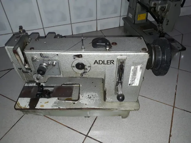 máquina de costura para tapeceiros/capoteiros.