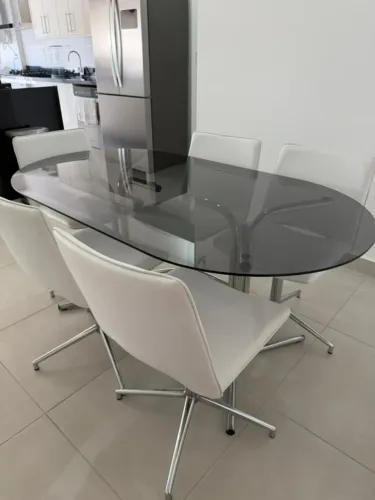 Mesa oval de vidro com base cromada + 5 cadeiras giratórias