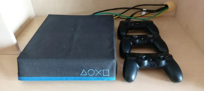 PS4 FAT 500GB com 3 controles sem fio originais