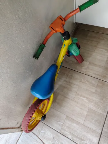 Bicicleta de criança pra equilibro