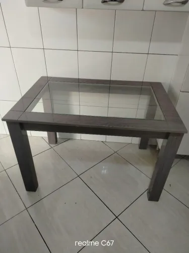 Mesa pes de madeira com tampo de vidro