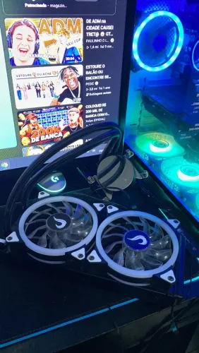 water cooler Cooler Master de 240 mm, com duas ventoinhas e iluminação RGB.