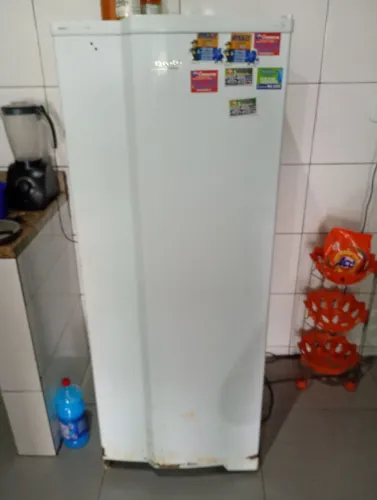 Vendo geladeira Dako funcionando tudo motivo da venda estou me mudando ZAP *
