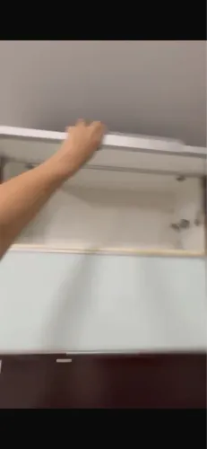 Rack amadeirado com portas em vidro