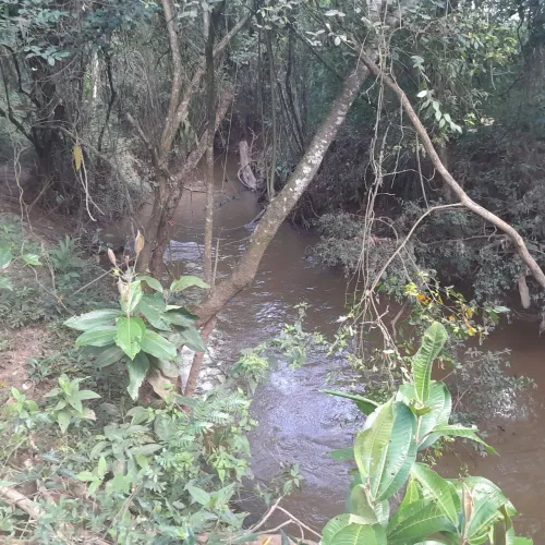 Terreno em serra azul com água no fundo