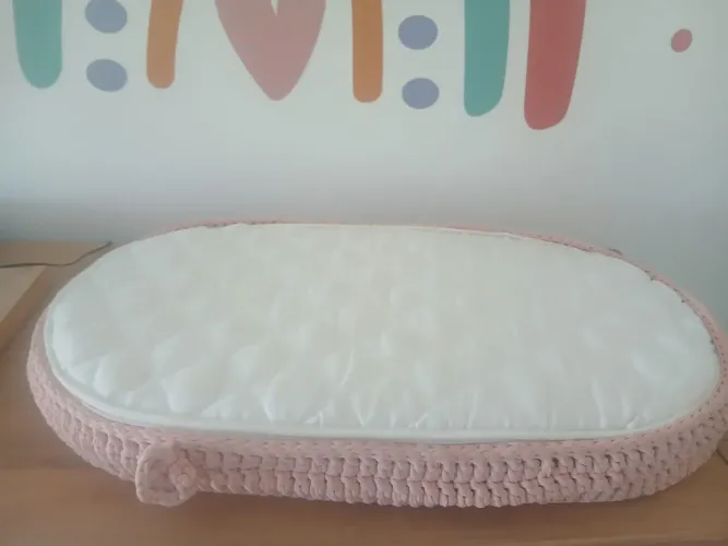 Trocador de bebê de crochê rosa claro ( usado)
