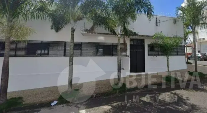 Excelente casa comercial disponível para aluguel no bairro Saraiva