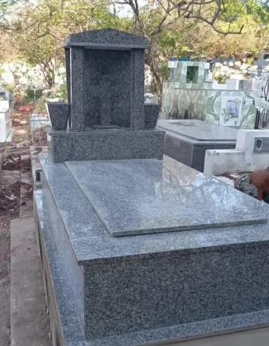 Túmulos de mármore e granito