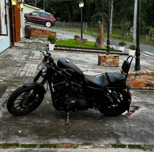 Harley-Davidson Iron 883 - 2013 | Apenas 28.000 km