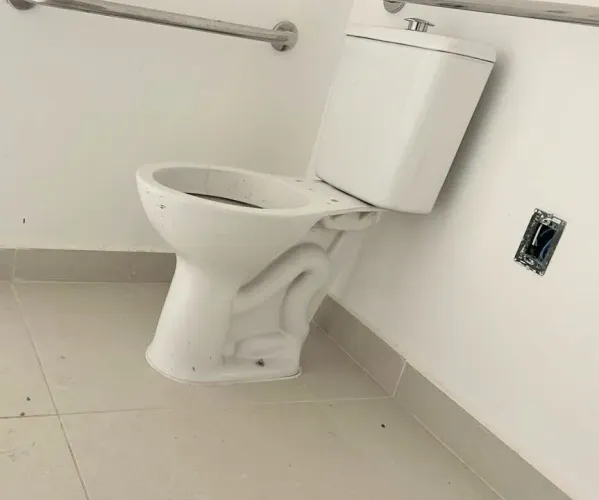 2 Vaso sanitário marca deca com caixa acoplada funcionando perfeitamente 